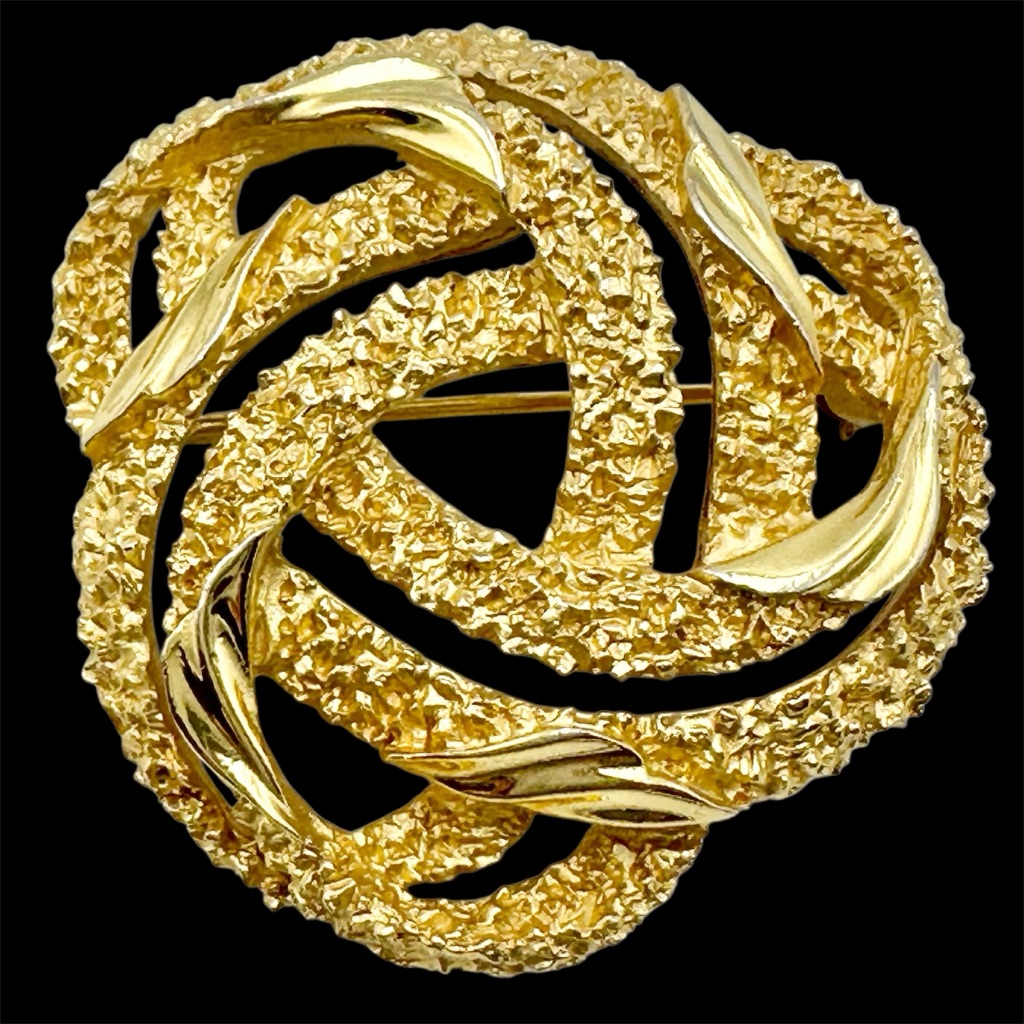 Crown Trifari Vintage Gold Tone Love Knot Brooch Pin
